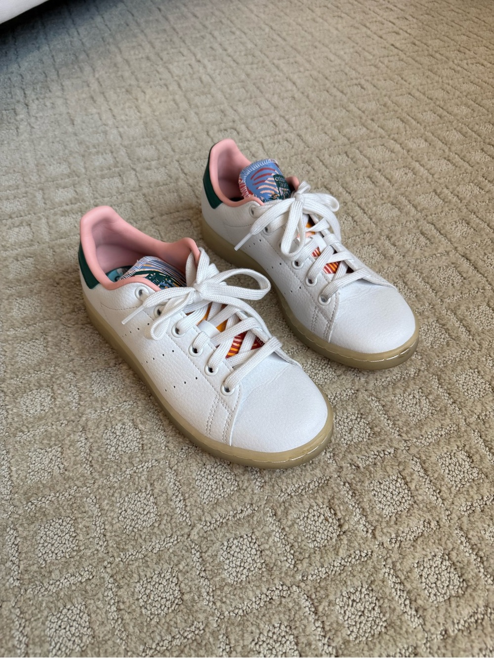 Adidas women’s Stan smith shoes in size 6.